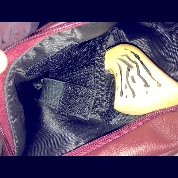 🆕Concealed weapon leather 🔫 locking compartment for gun🔫 leather handbag NWT - Picture 3 of 16